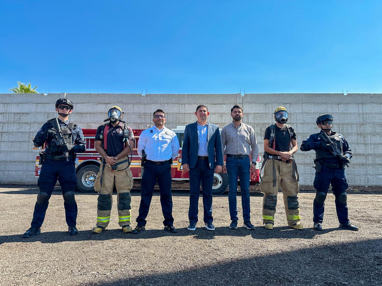 Reconocen labor de cuerpos de emergencia con entrega de uniformes y equipode trabajo en Rosales.