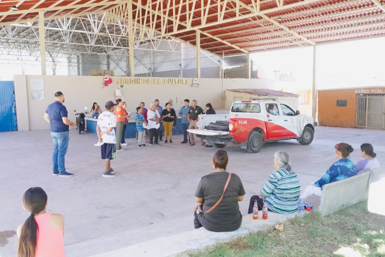 Protección Civil lleva apoya a 23 familias de Naica con hule negro para proteger sus hogares ante temporada de lluvia.