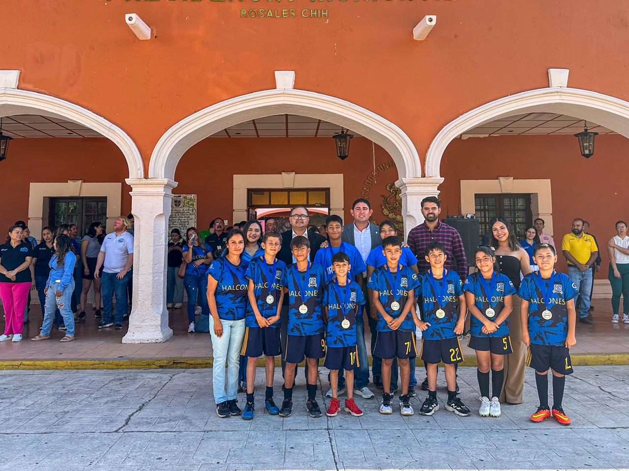 Reconoce alcalde de Rosales a jóvenes deportistas por su destacadaparticipación en torneos nacionales