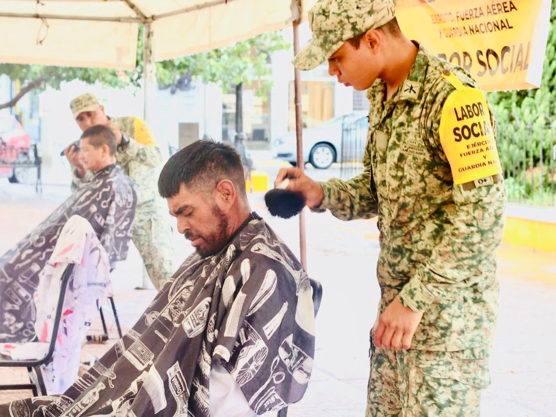 Realiza Cortes de cabello gratuitos el 66º Batallón de Infantería del Ejército Mexicano por gestiones del alcalde Fito Gardea.