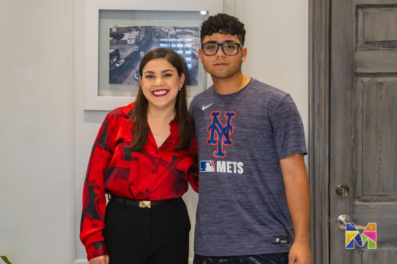 Recibe Miriam Soto a Julio González, beisbolista meoquense jugador de la Academia de los Mets de Nueva York