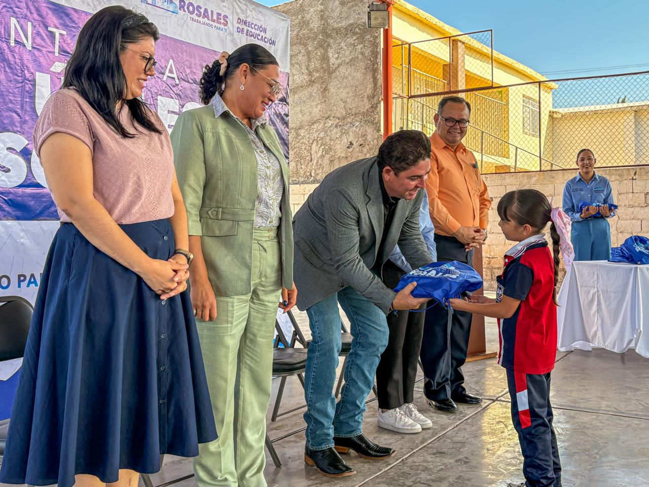 Entregan útiles escolares en el inicio del ciclo escolar