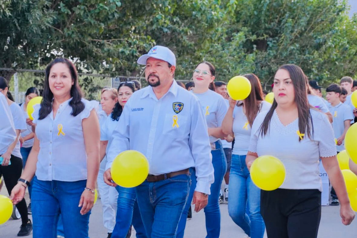 Con cercanía y compromiso, Fito Gardea y Verónica Villanueva acompañan la Caminata por la Vida en Saucillo