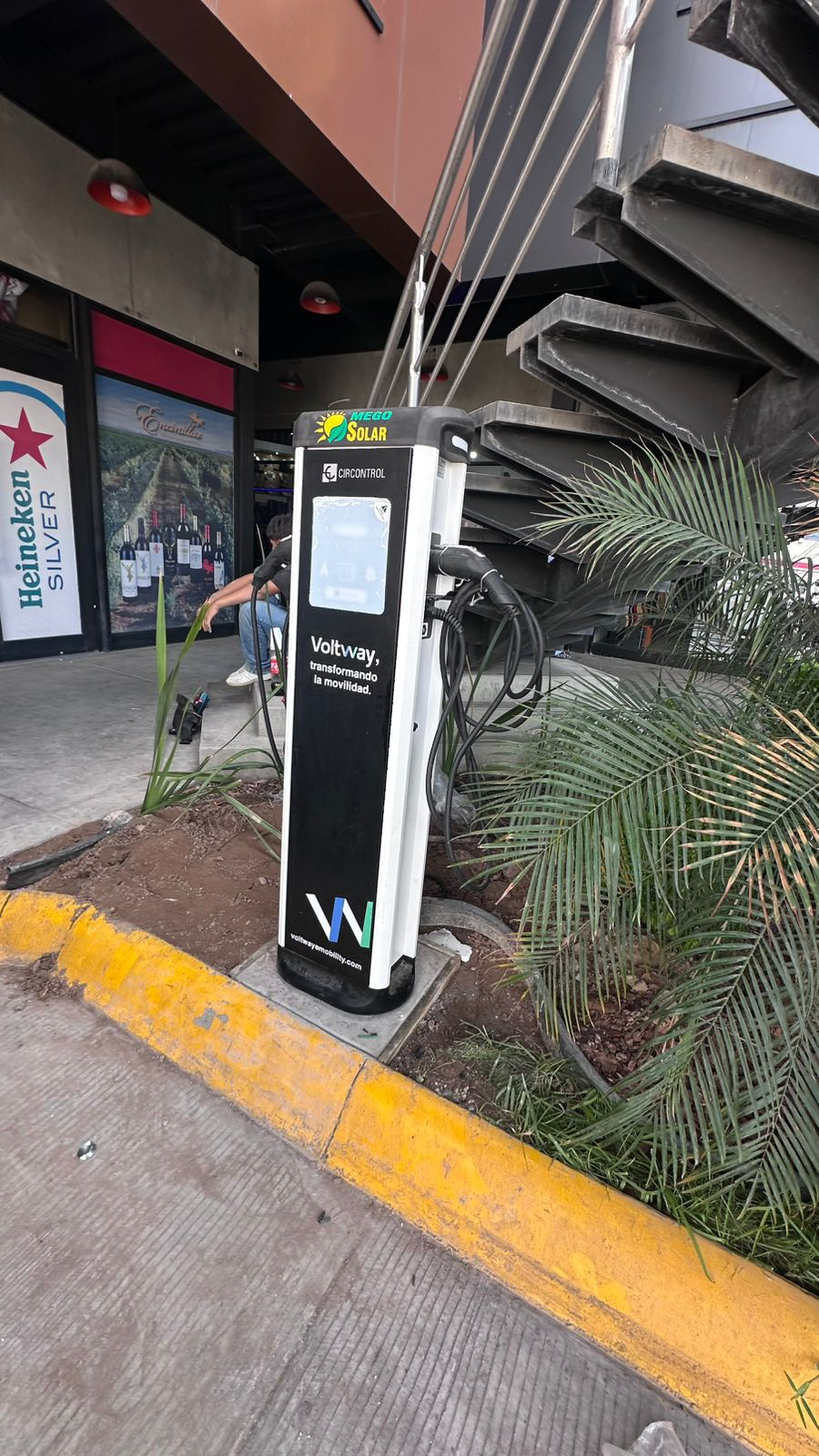 Delicias ya cuenta con su primer cargador para autos eléctricos en la plaza Ultra