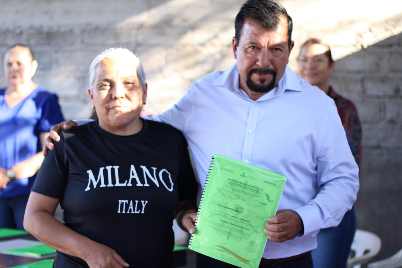 Fito Gardea impulsa empoderamiento de mujeres en la colonia San Antonio con curso de panadería.