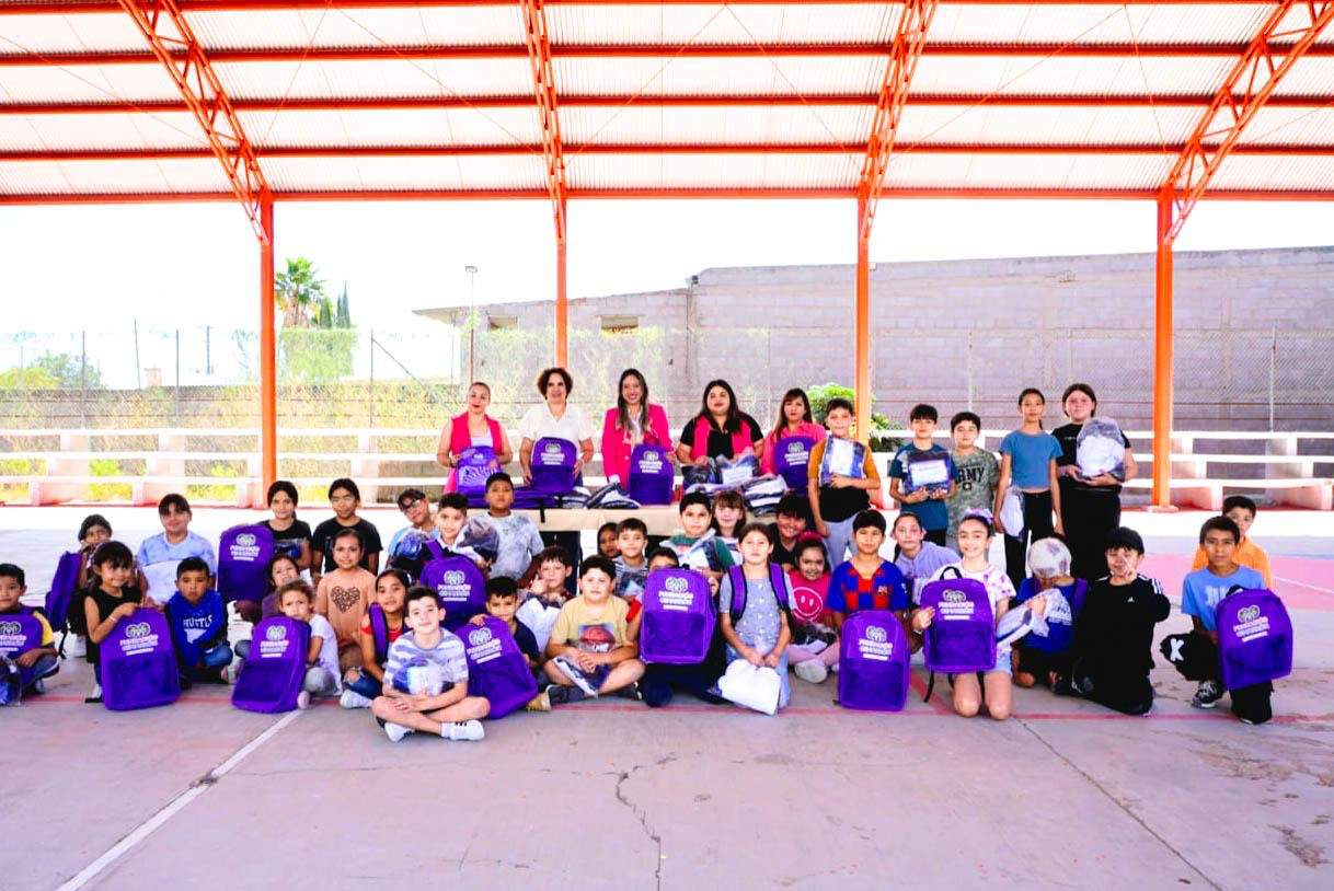 Desarrollo Humano de Saucillo cumple con entrega de útiles escolares; Fito Gardea anuncia entrega de uniformes gratuitos.