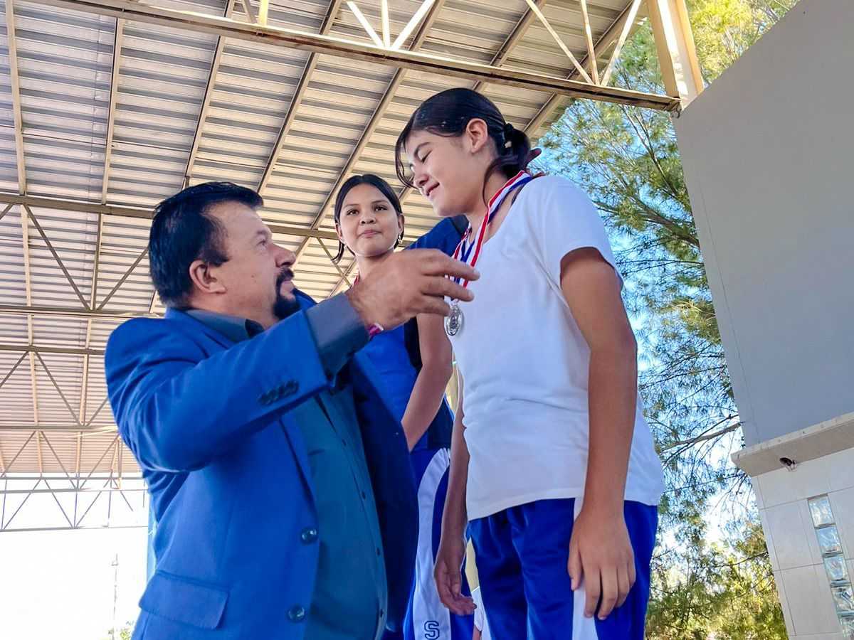 Cercano a los jóvenes, Fito Gardea celebra y reconoce el talento juvenil en la Carrera de Novatos de la Secundaria Rodrigo Chávez Lobato