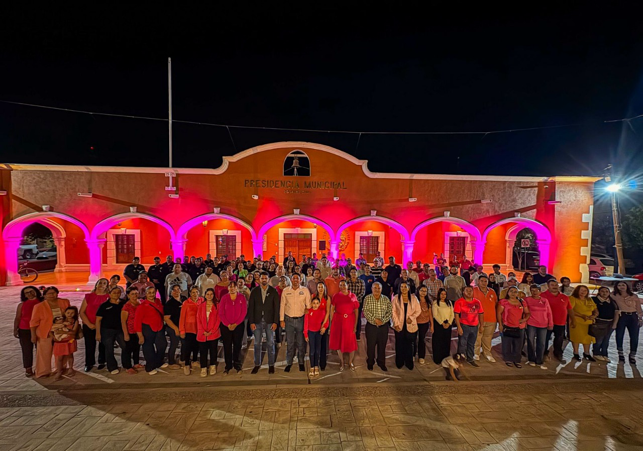 Recordando la importancia de las acciones de prevención de cáncer de mama, se iluminaron los portales de presidencia municipal