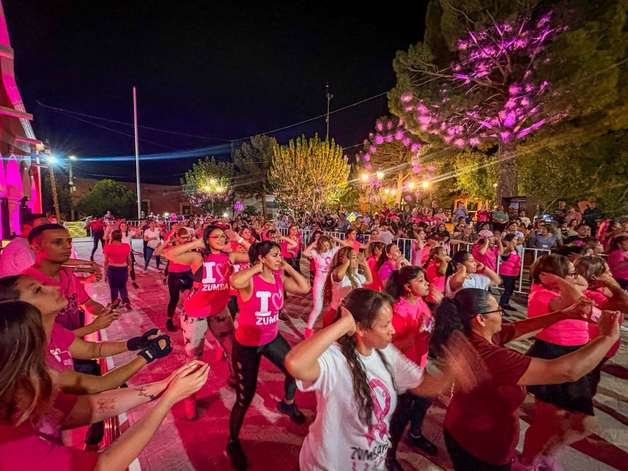 Bailando se unieron a favor de mujeres con cáncerPorque prevenir salva vidas, es que mediante el Zumbatón se fortaleció el mensaje.
