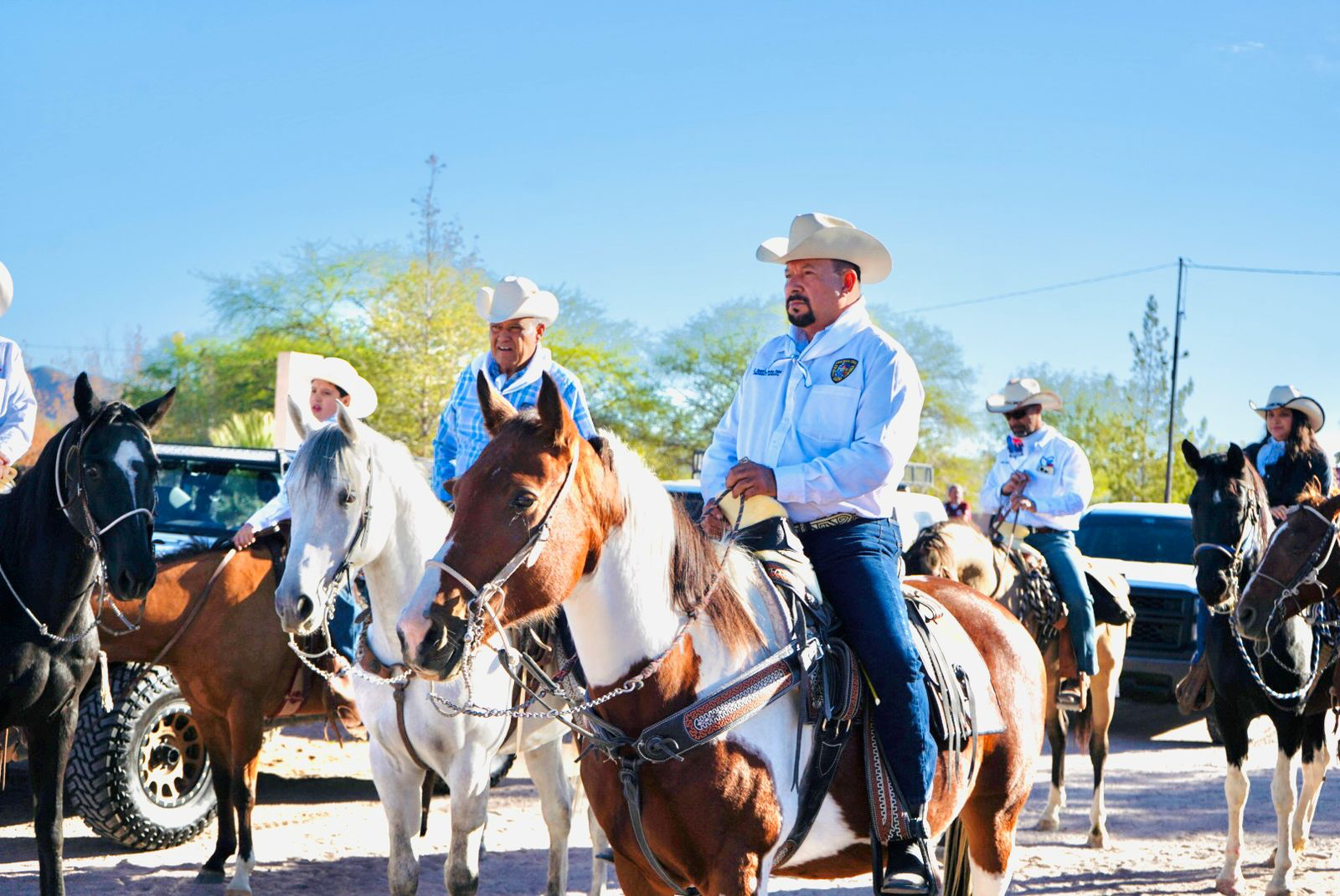 Cabalgata Saucillense 2025: Decenas de jinetes acompañan al alcalde Fito Gardea en el arranque por celebración de los 175 años del municipio.