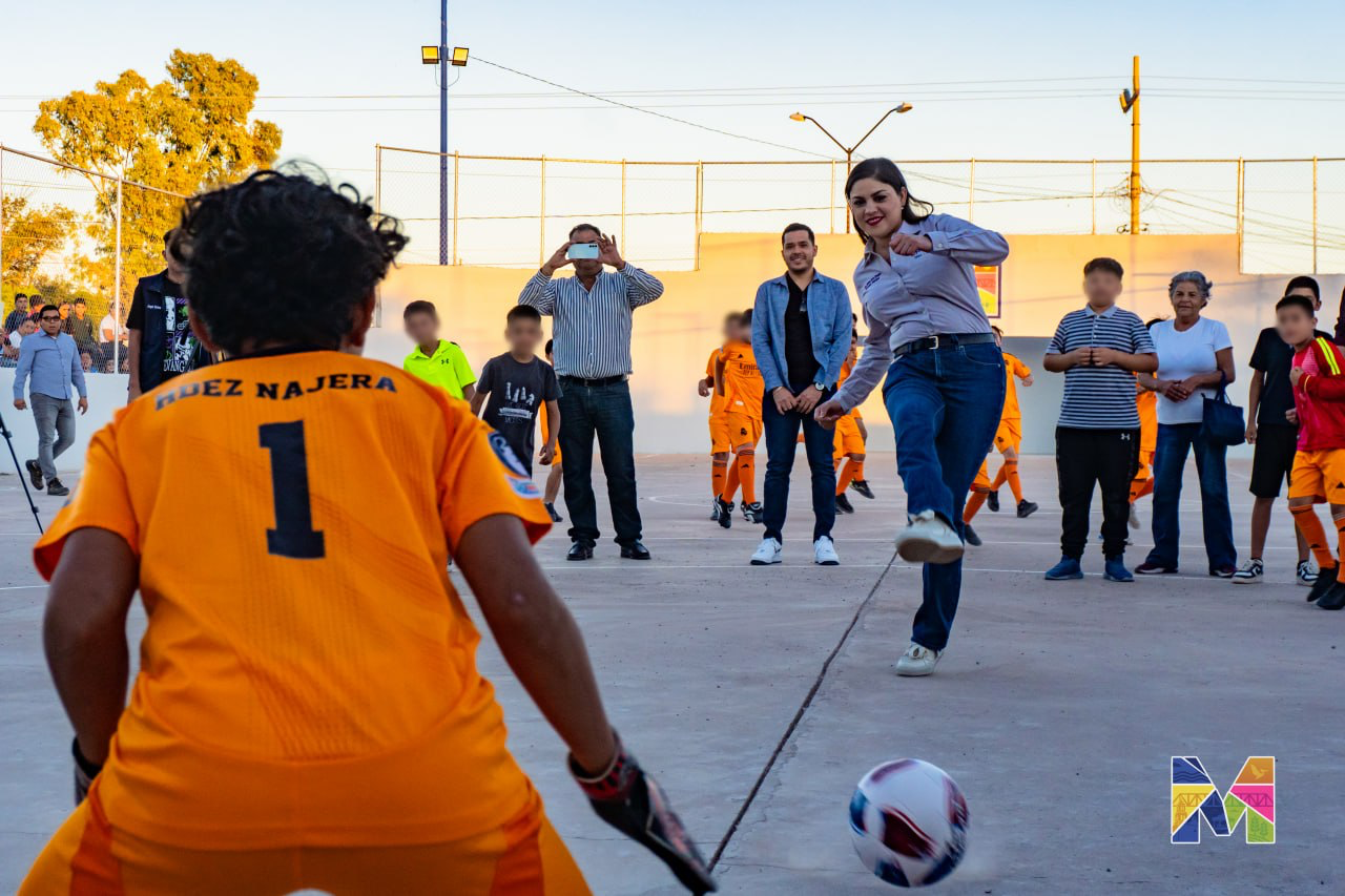 Entrega Miriam Soto pavimentación de dos calles y rehabilitación de unidad deportiva en Lázaro Cárdenas