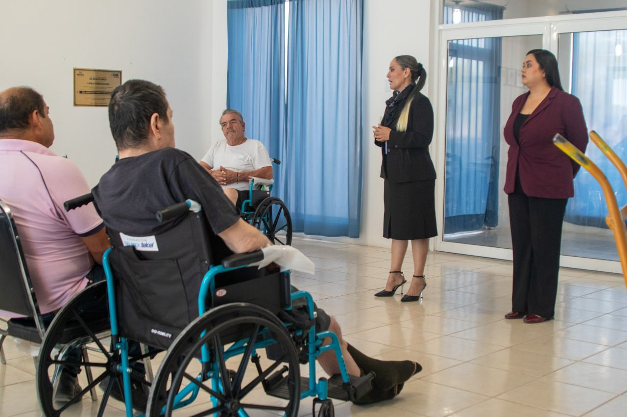 Entrega DIF Meoqui 4 sillas de ruedas a personas con vulnerabilidad