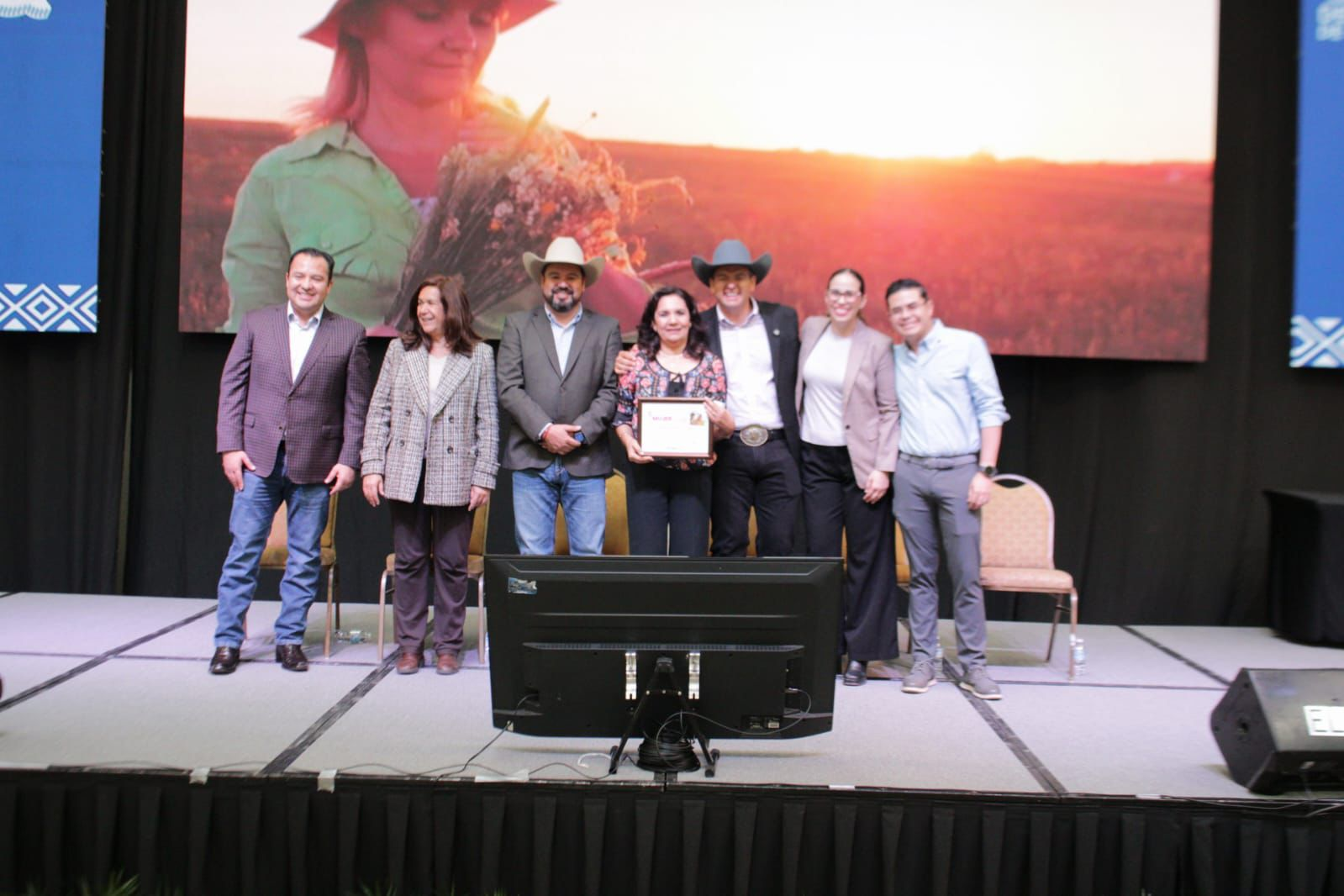 Galardonan a meoquense como Mujer Rural Artesana 2025