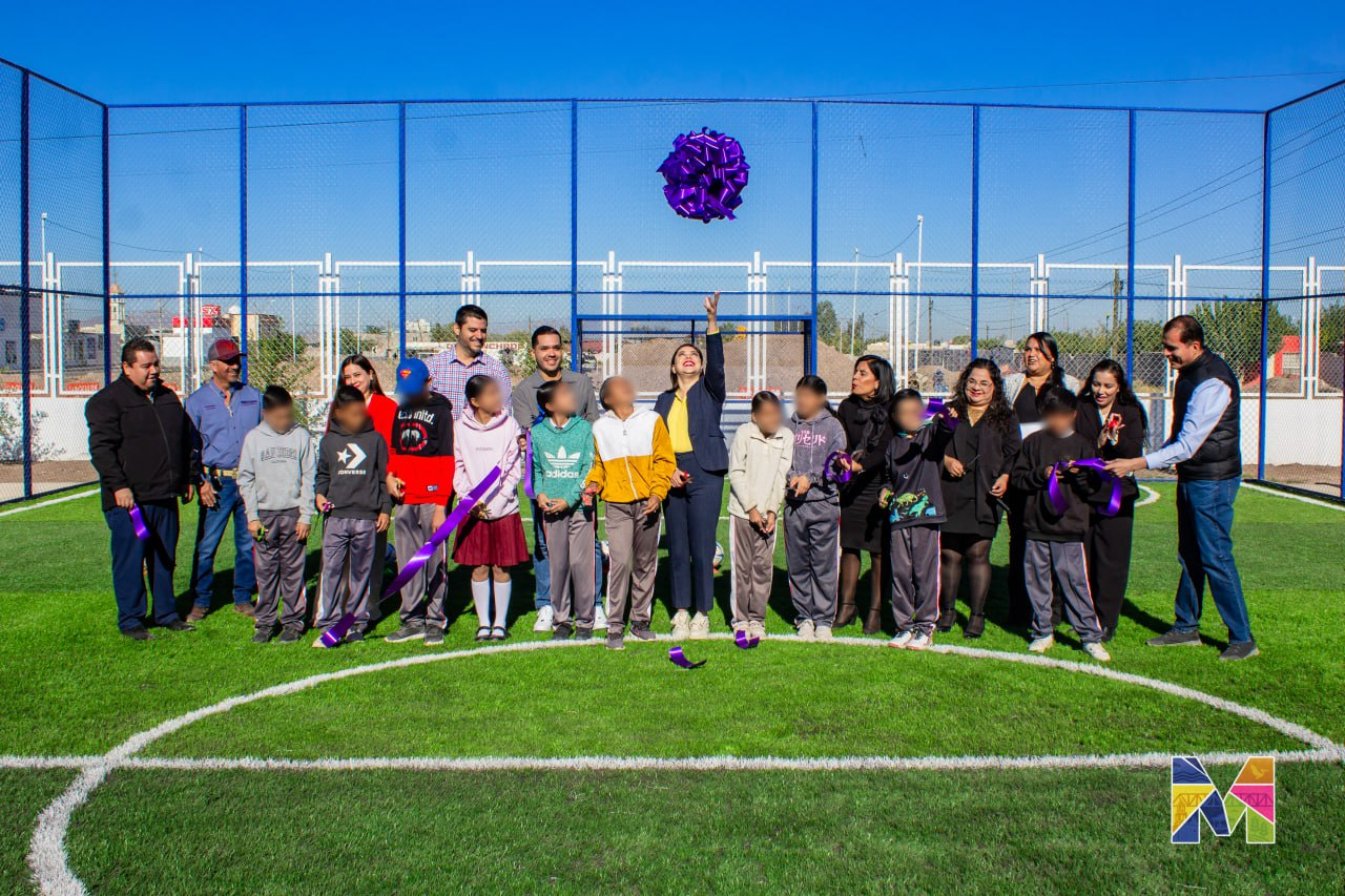 Entrega Miriam Soto cancha de futbol rápido a primaria Sector Obrero en Meoqui