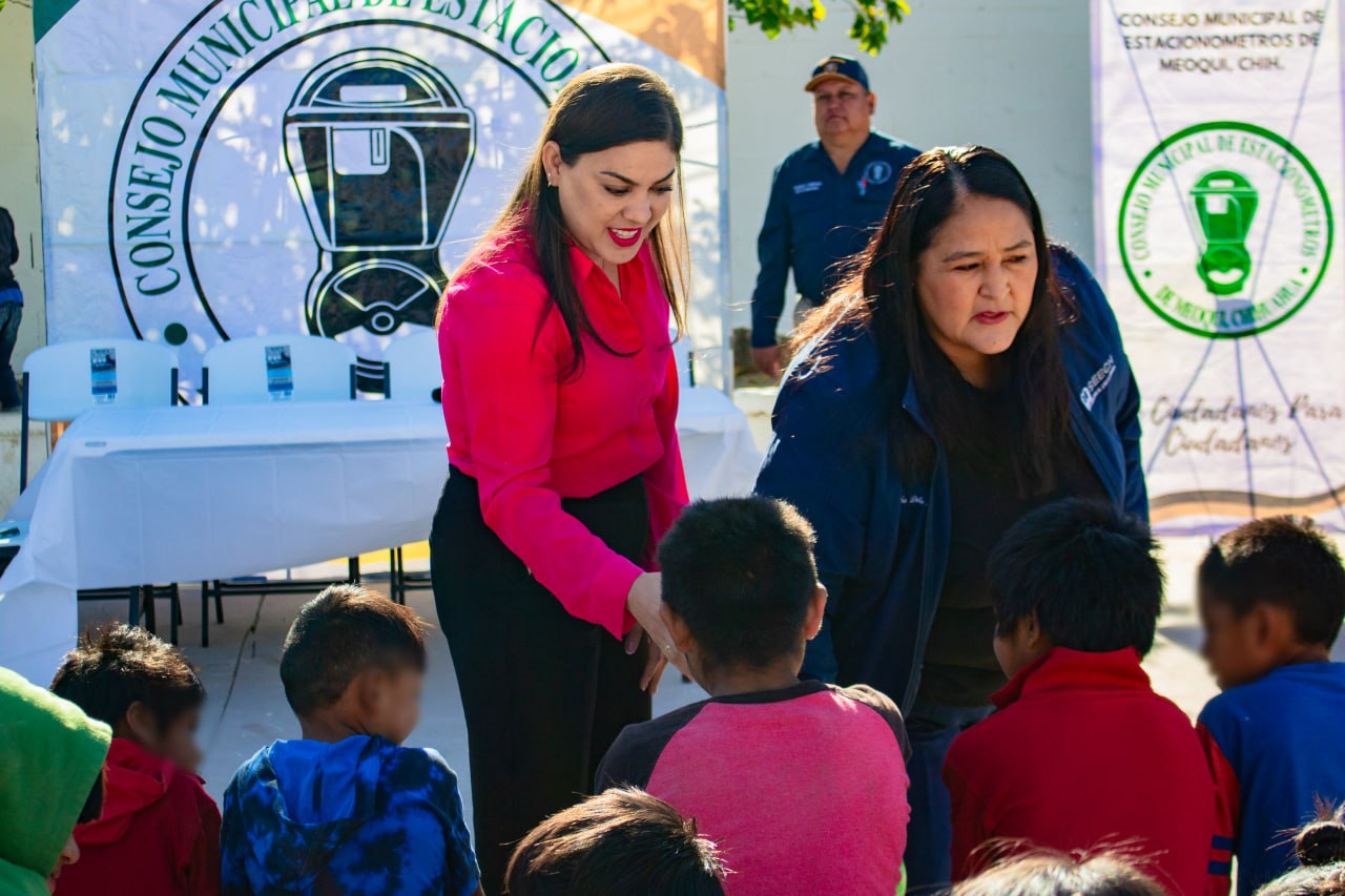 Encabeza Miriam Soto entrega de 3 minisplit a Primaria Indígena Niños Héroes