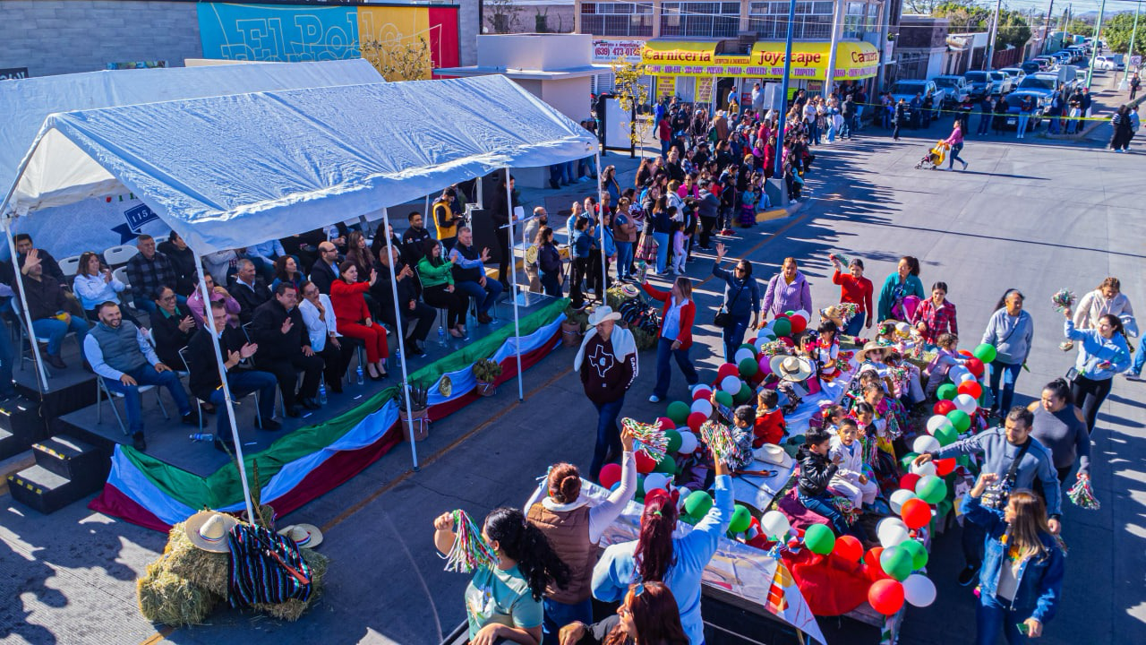 Disfrutan de familias de Meoqui desfile por 115 aniversario de la Revolución Mexicana