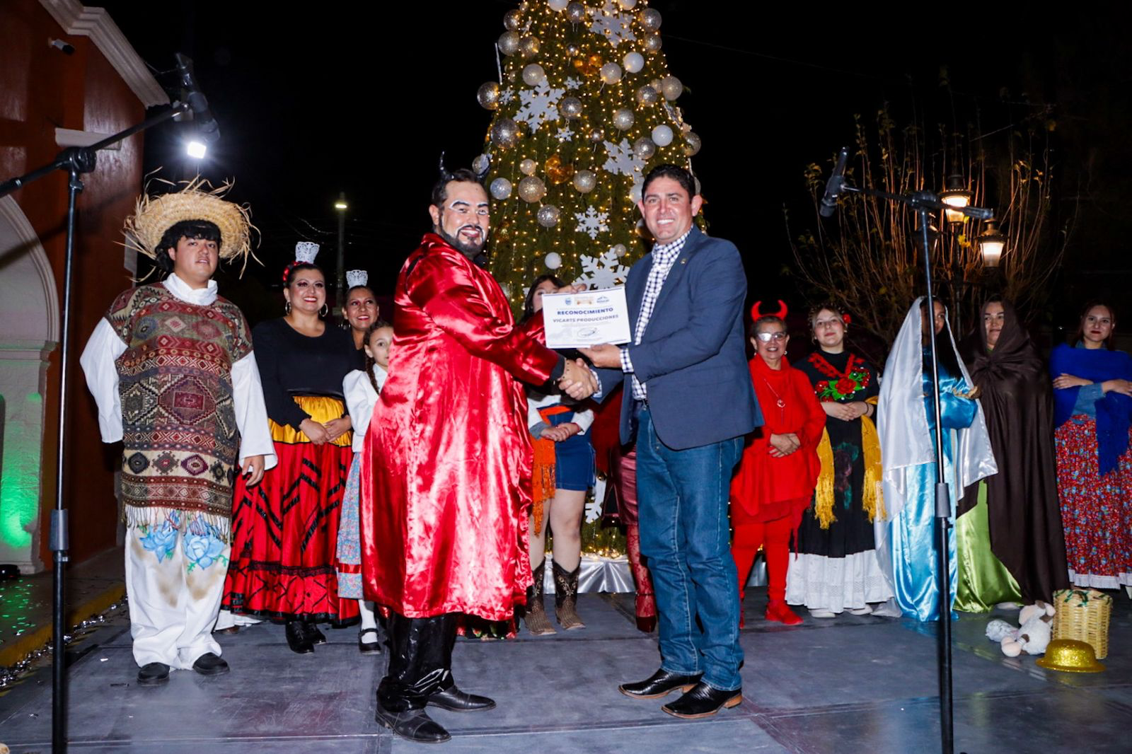 La navidad llegó a Rosales con el encendido del árbol navideño