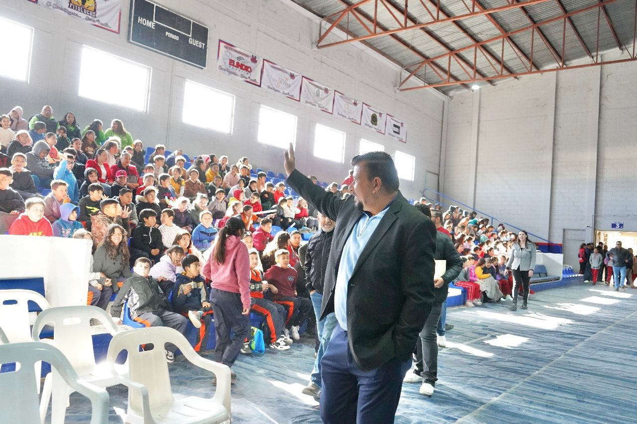 Fito Gardea reafirma su cercanía con la comunidad durante clausura del programa D.A.R.E. en Saucillo