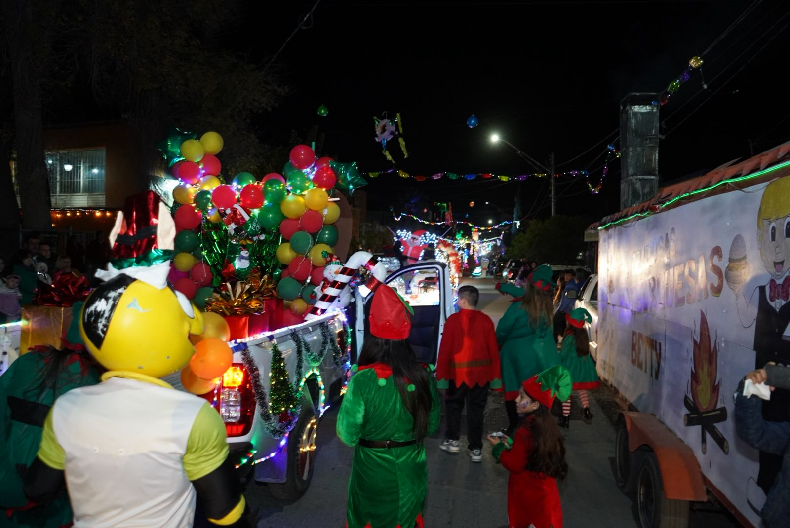 Más de 50 carros iluminados llenan de luz y espíritu navideño las calles de Saucillo