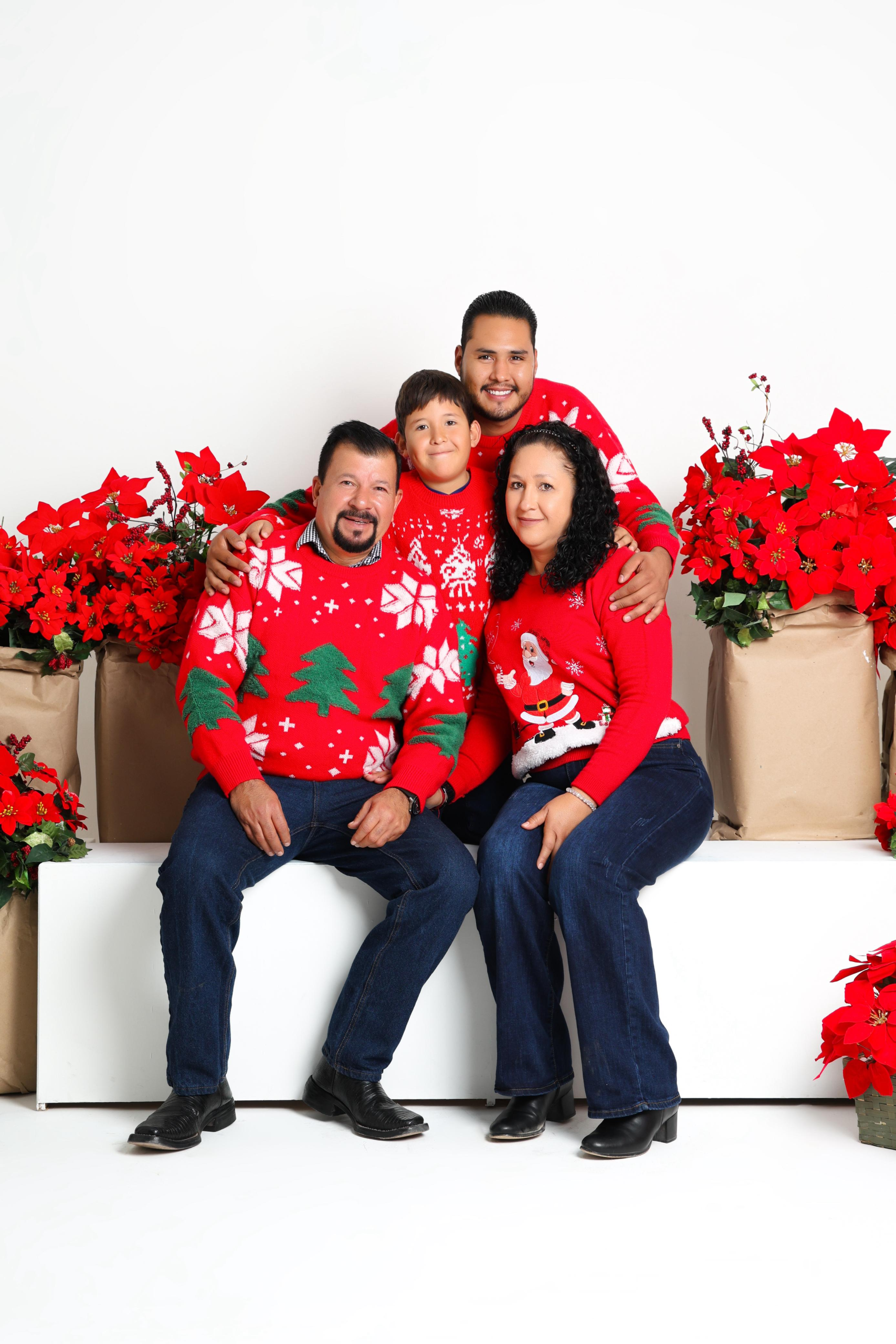 Fito Gardea y Verónica Villanueva comparten mensaje navideño enfocado en la familia y la unidad en Saucillo