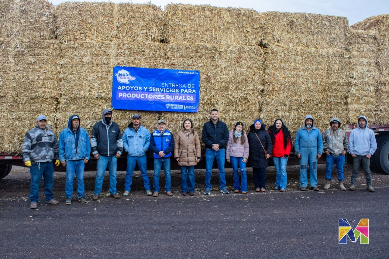 Inicia Miriam Soto entrega de 400 paca de rastrojo: “Seguimos al pie del cañón con ustedes”