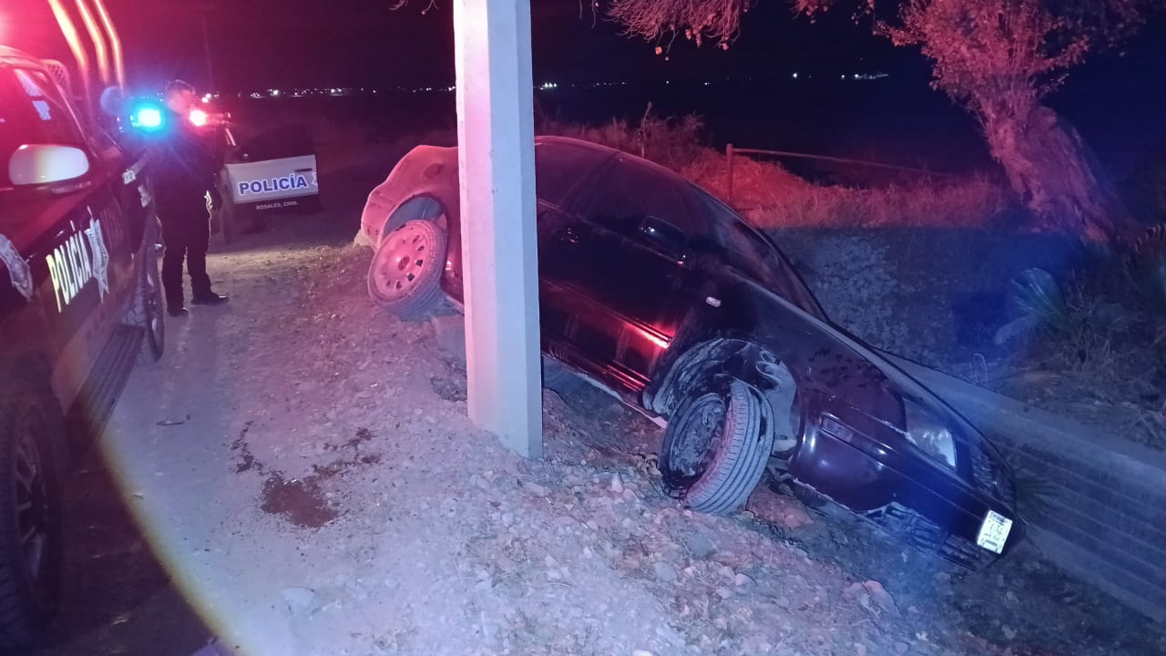 Atiende Seguridad Pública reporte de choque con salida de camino