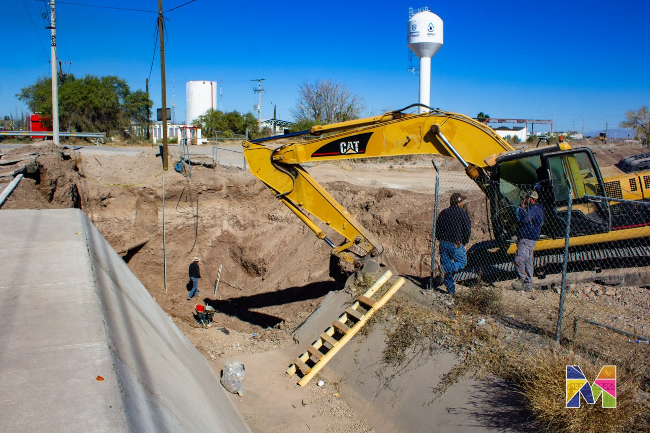 Trabajan en Cárcamo de la Calle Bugambilias en Meoqui para evitar inundaciones