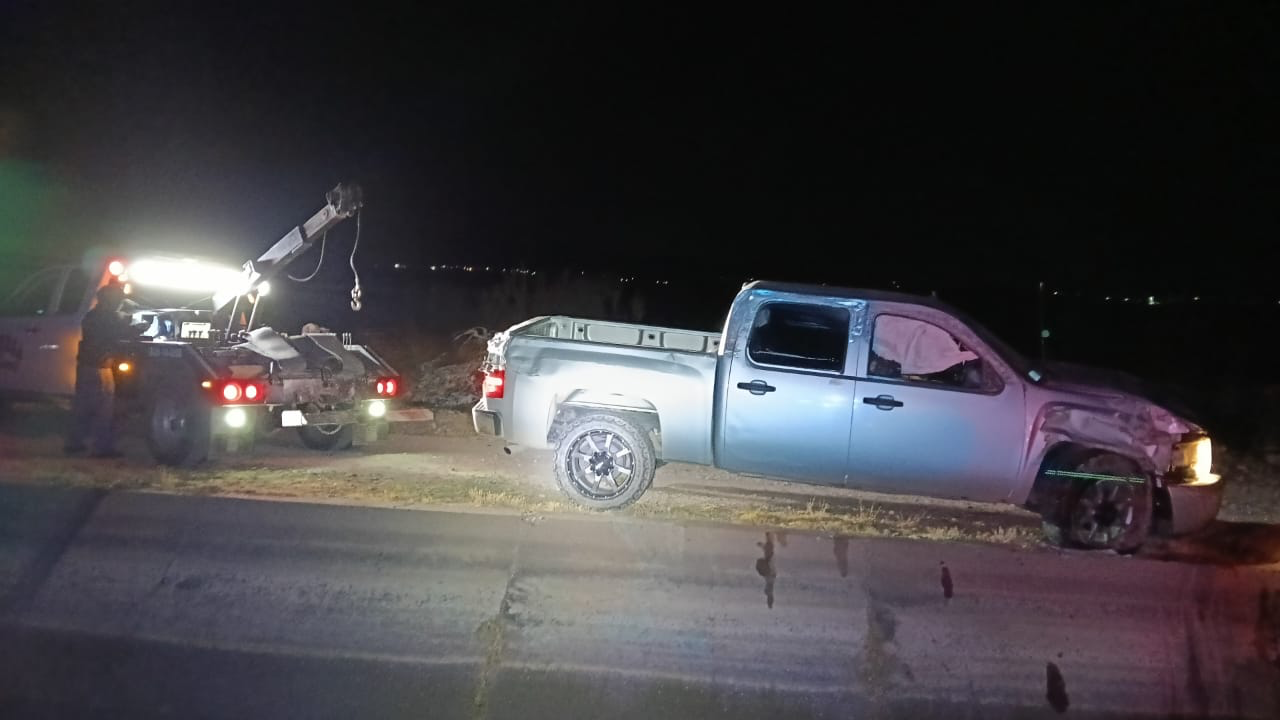 Volcadura en carretera Rosales–Meoqui