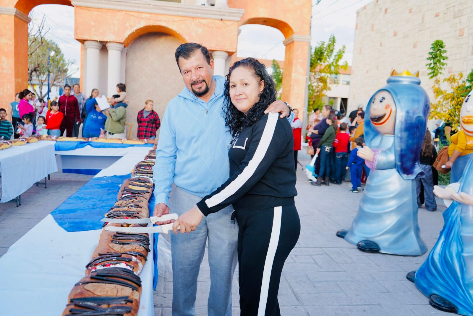 Fito Gardea convive con familias de Saucillo y encabeza el cierre de los festejos de Navidad y Día de Reyes con la tradicional Rosca Gigante