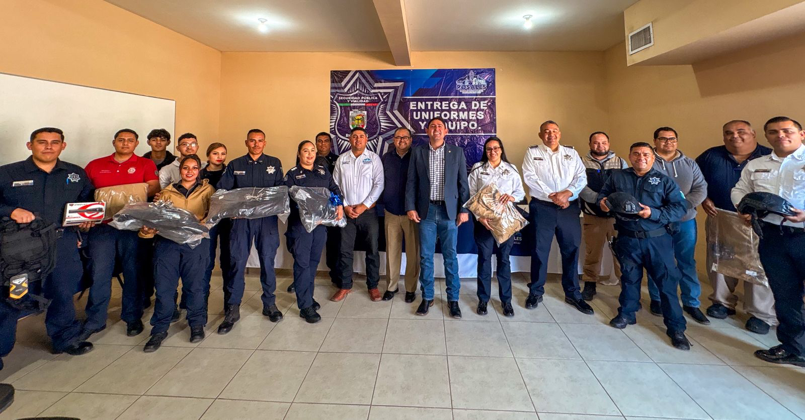 Entrega de material táctico por el Día del Policía