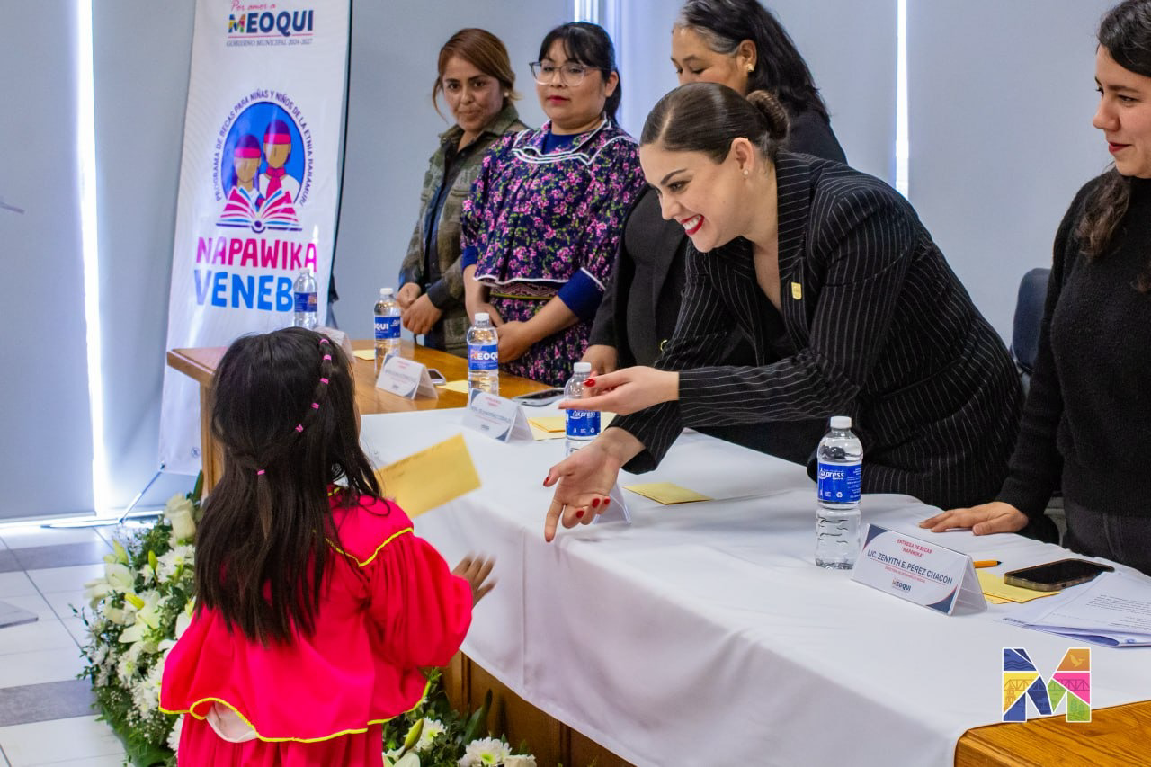 Entrega Miriam Soto becas a más de 40 niños y niñas Rarámuri