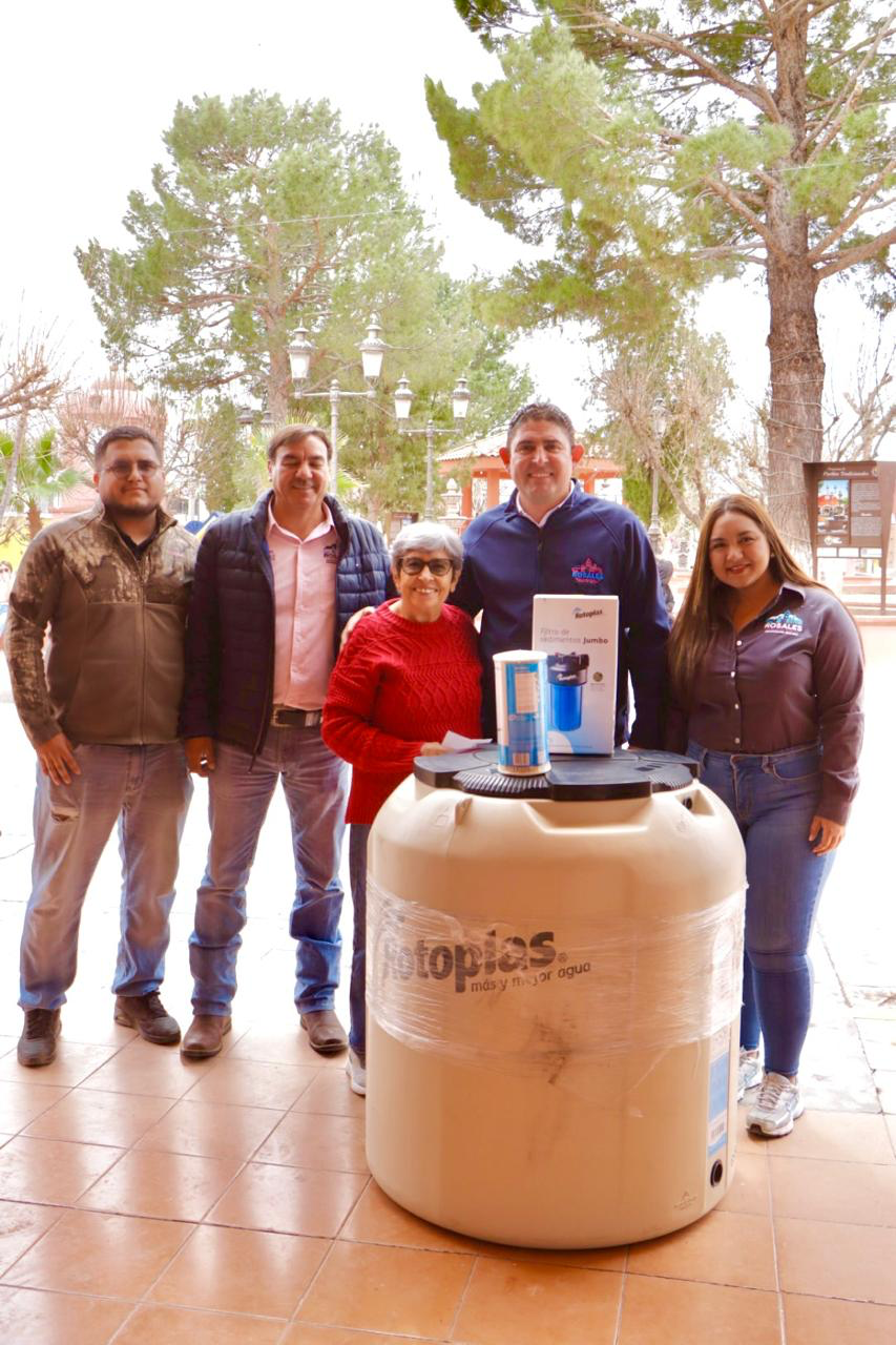 Entregan tinacos y frijol subsidiados