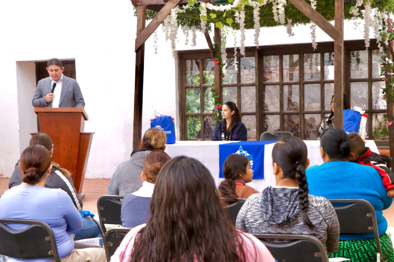 Entrega de material a madres en estado de gravidez y niñas y niños menores de tres años