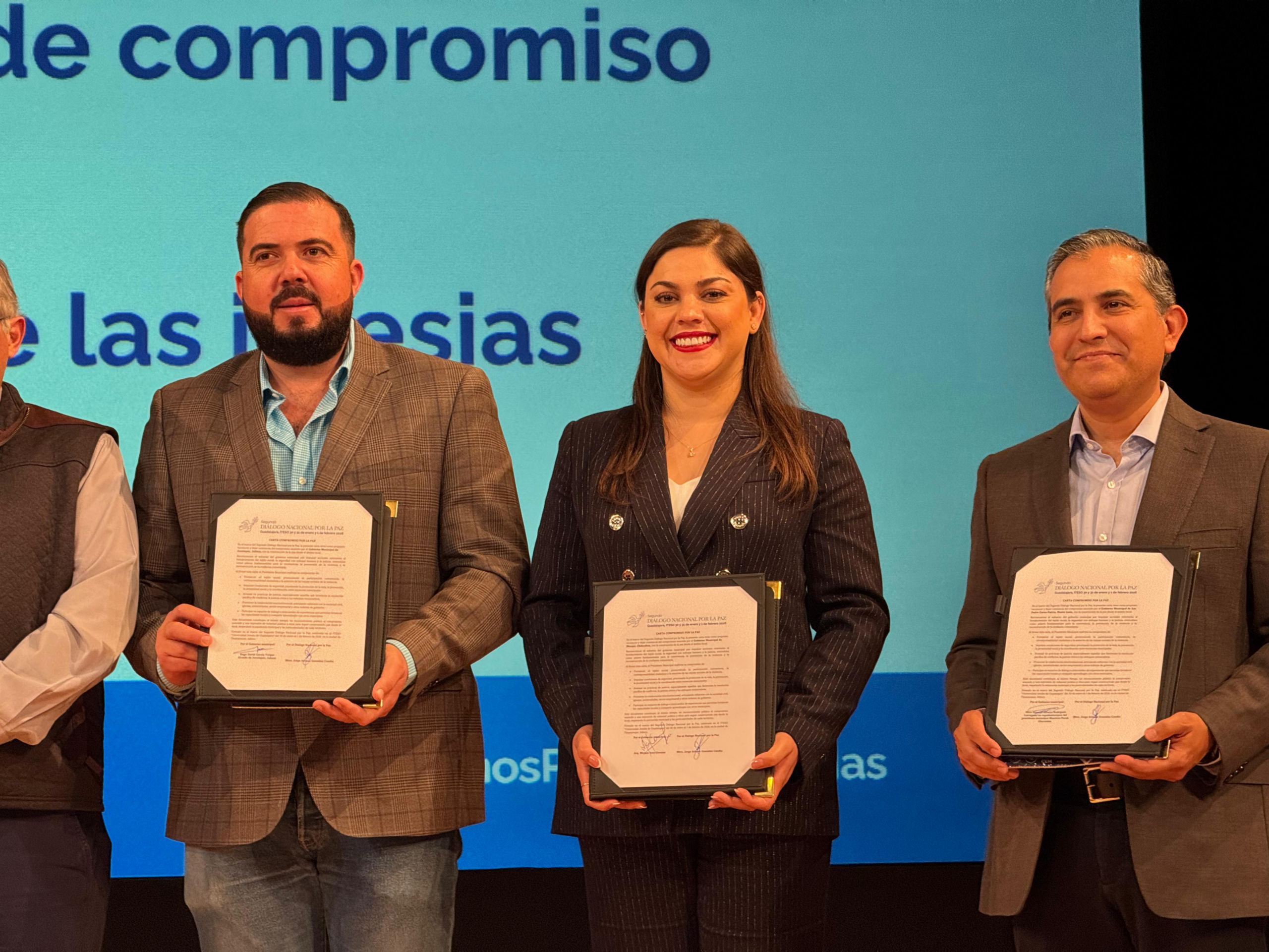 Firma Miriam Soto la Carta Compromiso por la Paz en el Segundo Diálogo Nacional por la Paz