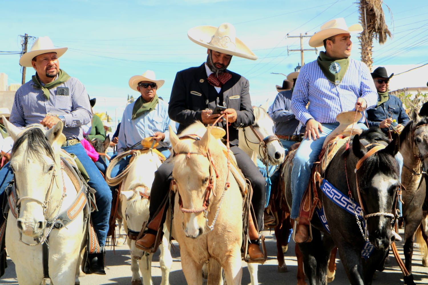 Fito Gardea participa en cabalgata conmemorativa del Ejército en Delicias