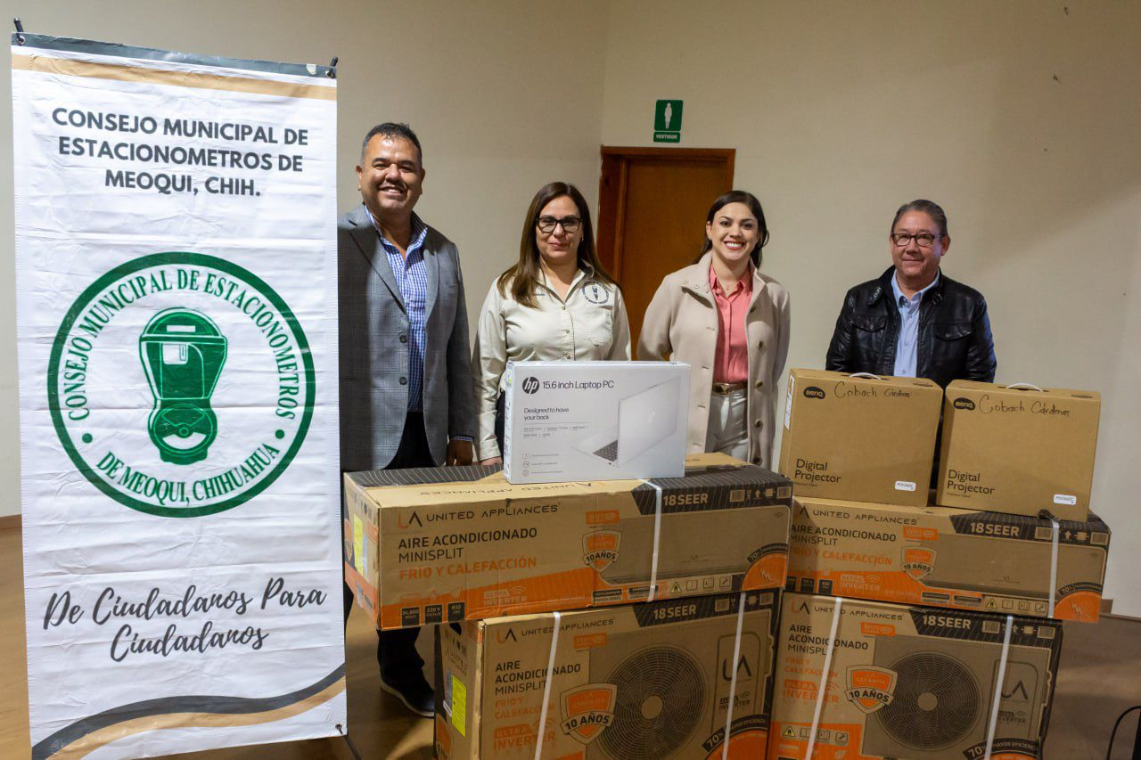 Entrega Estacionometros de Meoqui equipo en el COBACH 26 de Lázaro Cárdenas