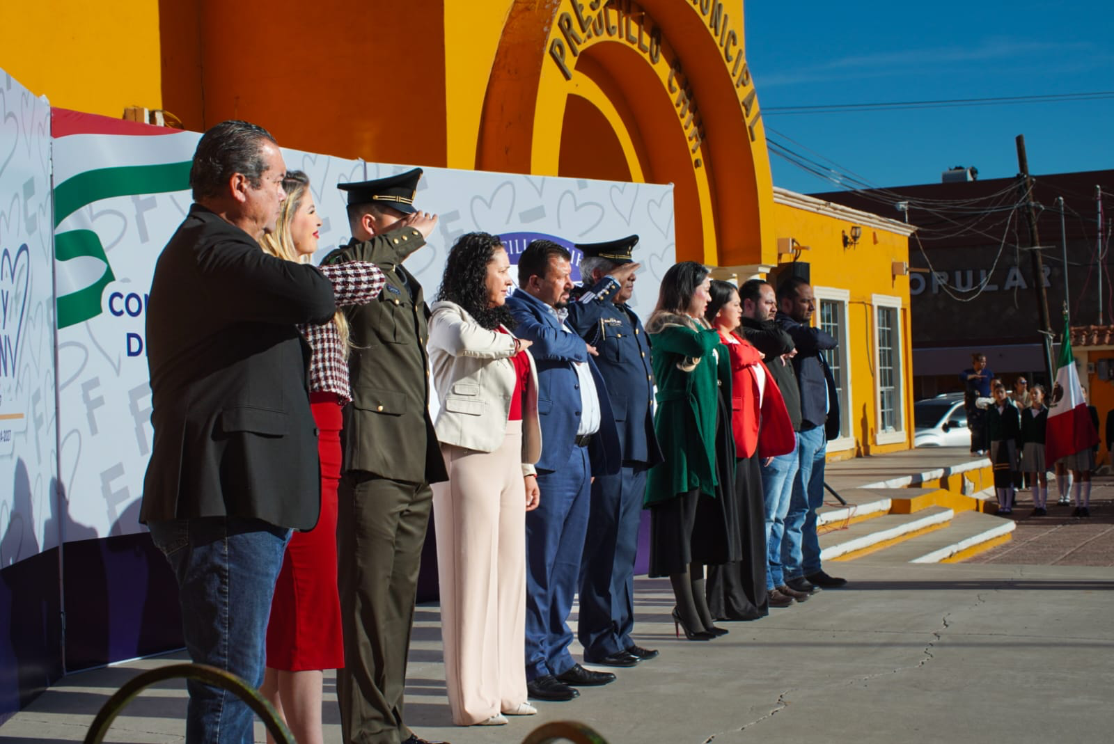 Encabeza Fito Gardea conmemoración del Día de la Bandera en Saucillo con magno despliegue militar y aéreo