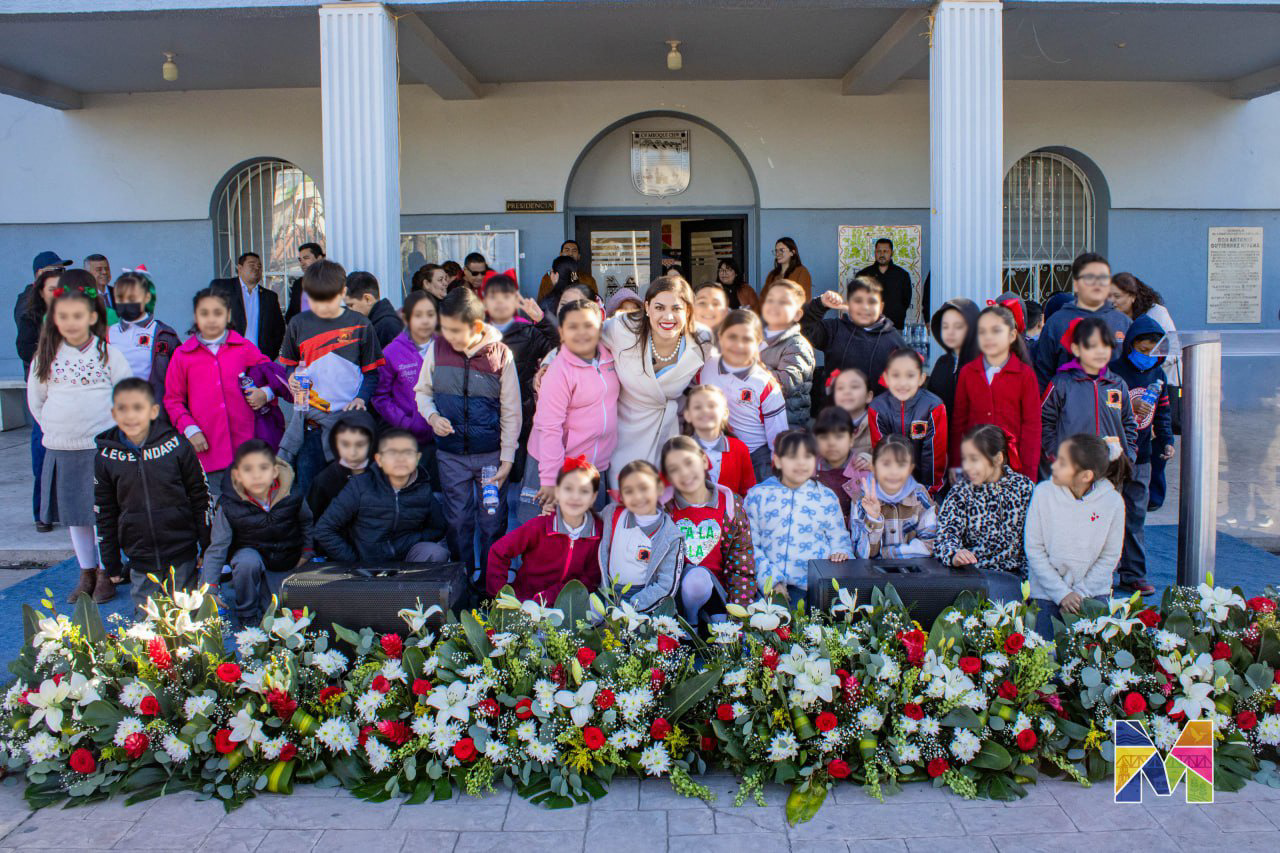 Encabeza Miriam Soto Juramento a la Bandera con más de 300 alumnos de 3ro de Primaria