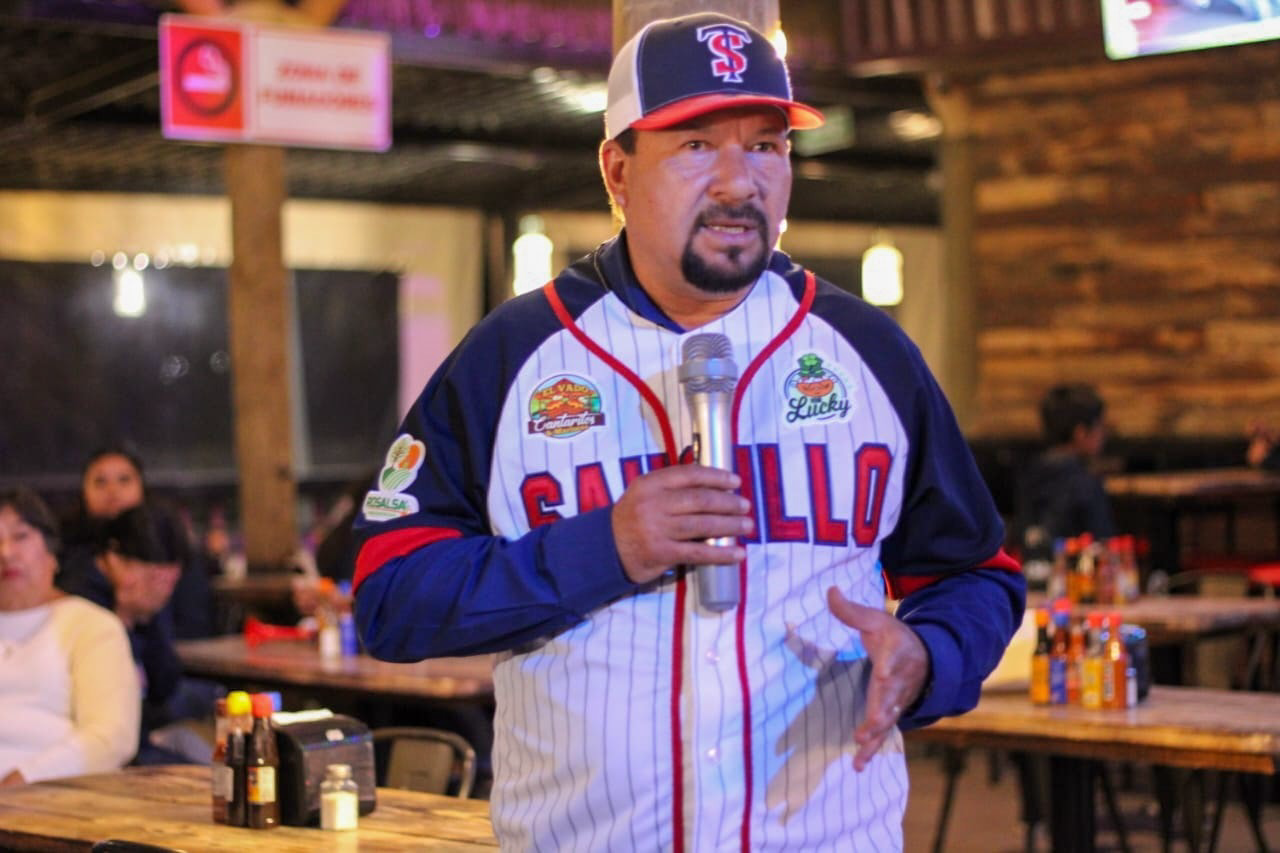 Administración Municipal e INMUDE equipan a los equipos de béisbol de la cabecera