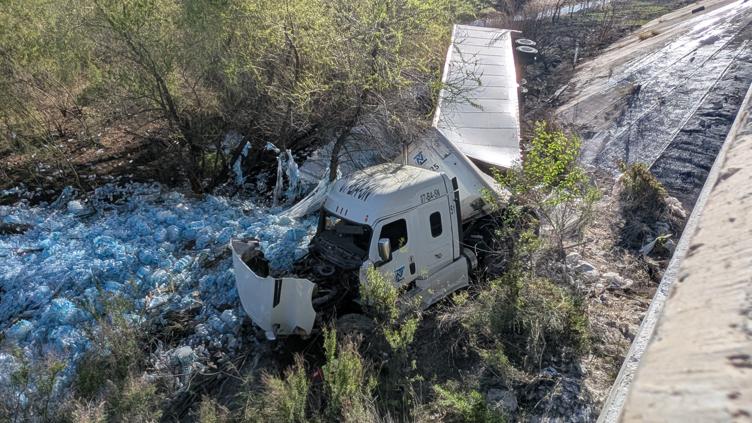 Chofer se queda dormido y vuelca en el Libramiento Oriente🎦